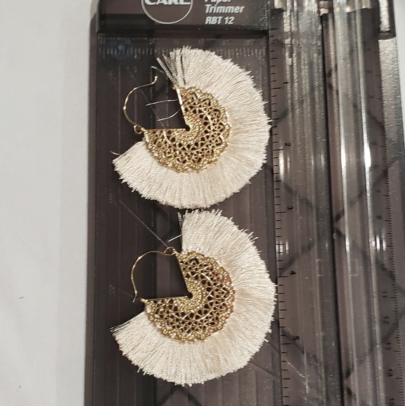 Stunning Off White Bohemian Earrings - Picture 2 of 2